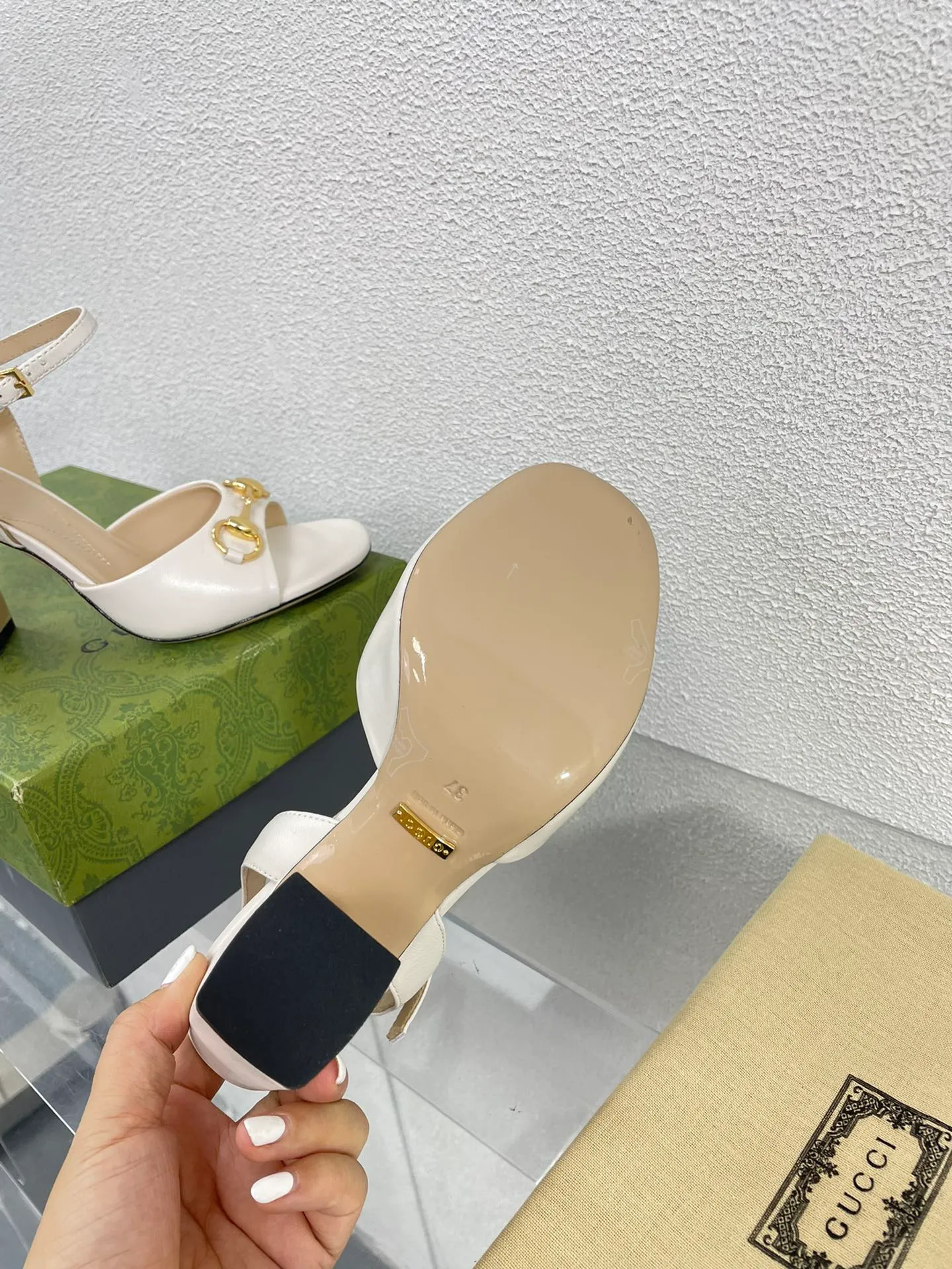 👟👟Ex-factory price 520👟👟 Classic Gucci sandals 💰 Popular 🔥 single product brown, upper made of lambskin, classic logo💪 Exquisite double G diamond buckle hardware, Italian imported genuine leather outsole💯 Sheepskin lining, feet, classic hardware buckle, original custom code number: 35 36 37 38 39 40 41 42 (order 40 41 42) with original packaging